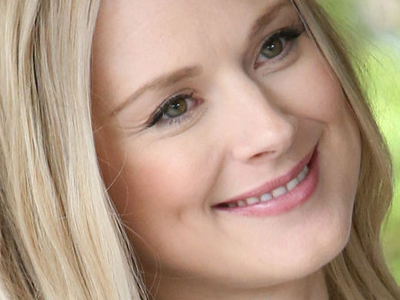 Alexandra Breckenridge 'bares her belly' for Palmer’s Cocoa Butter