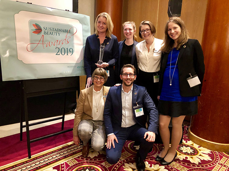 AAK team pictured with the Sustainability Pioneer Award Top row – left to right: Lisette Townsend, Laura Schlebes, Emelie Grönsterwall, Angelique Mazur. Bottom row – left to right: Marie Stjernström, Marc Obiols
