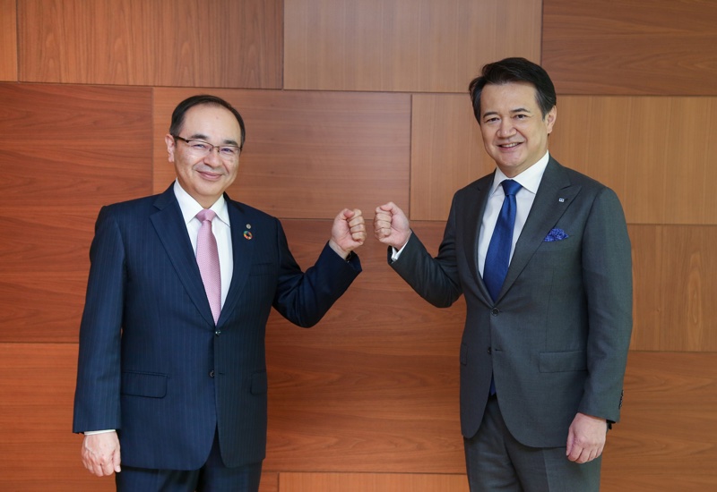 <i>Yoshihiro Hasebe, President and CEO, Kao Corporation (left), and Kazutoshi Kobayashi, President and CEO, KOSÉ Corporation (right), mark the agreement</i>