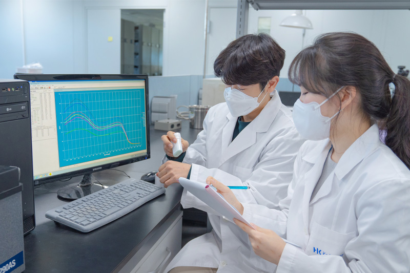 Researchers of Kolmar Korea UV Tech Innovation R&D Center are testing suncare products