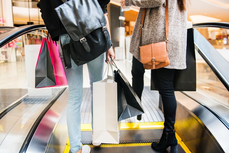 Beauty e-tailers enjoy 7.3% sales boost, while physical stores trail behind
