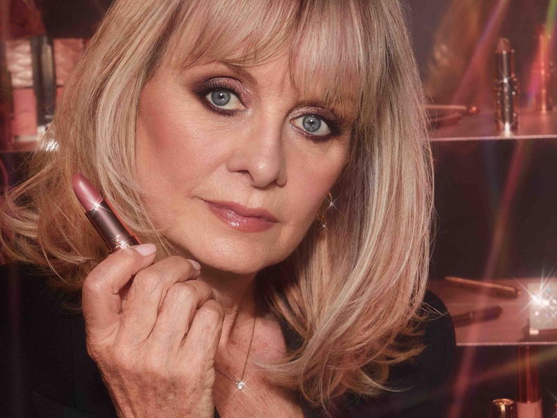Twiggy models Charlotte Tilbury's Pillow Talk Beautifying Face Palette