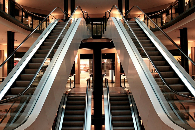 December footfall decline erodes Christmas sales magic 