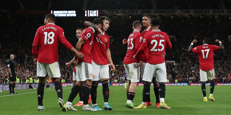 Estée Lauder and Manchester United team up amid football fever