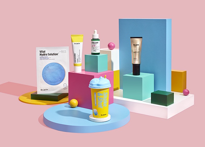 Estée Lauder blames coronavirus outbreak for profit forecast cuts 