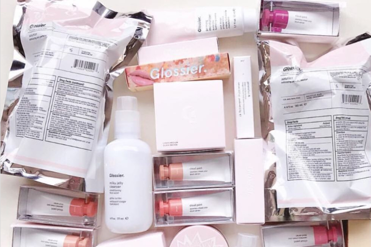 Glossier exceeds billion dollar valuation with new $100 million investment 