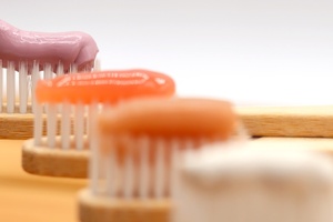 How to make a natural toothpaste