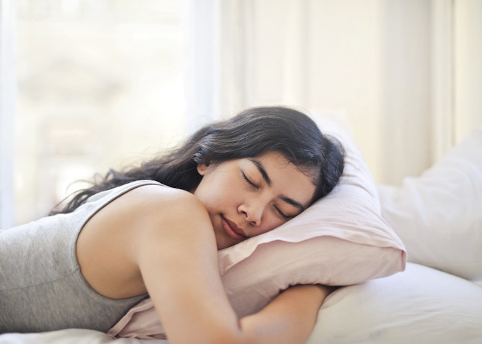 How to make a sleepless night-combatting pillow spray 
