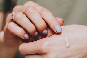 How to make Time to Glow: a make-up sun care hybrid