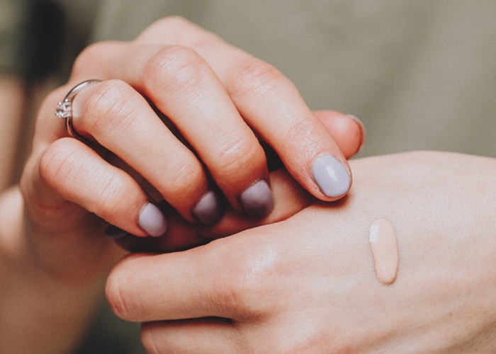 How to make Time to Glow: a make-up sun care hybrid