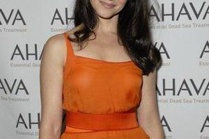 Kristin Davis fronts Ahava's global campaign