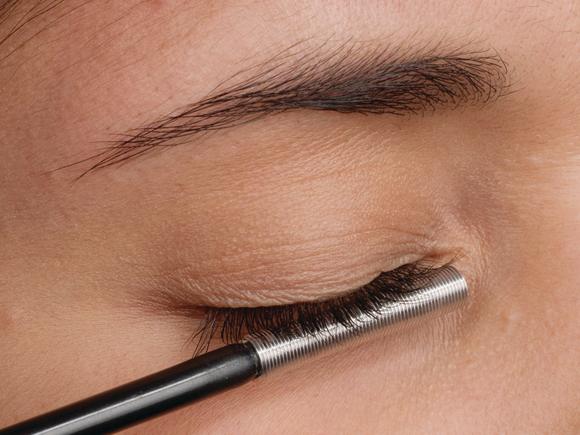 Metal wand casts spell on fine lashes