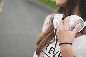 Piper Jaffray reveals new insight into how teens buy beauty