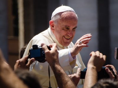 Pope Francis praises beauty vloggers in Vatican meeting