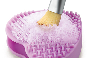 Qosmedix introduces heart shaped makeup brush cleansing pad