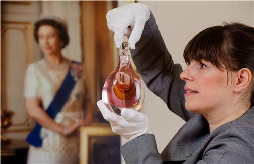Royal Society of Chemistry and CPL Aromas create fragrance for the Queen