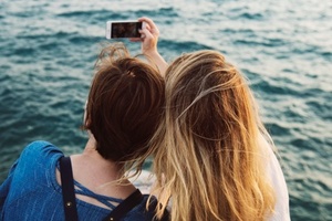 Selfie-obsessed? UK women take over 1,000 selfies a year