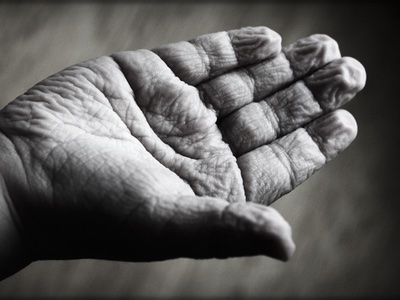 Shiseido offers hand massages to Kumamoto survivors