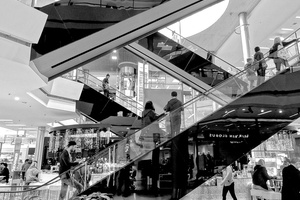 US retail sector sees increase in jobs despite falls throughout August