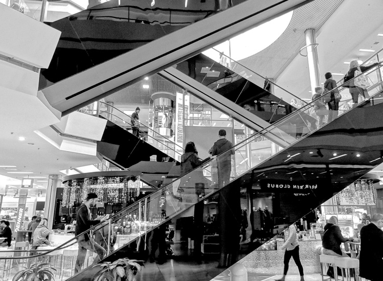 US retail sector sees increase in jobs despite falls throughout August