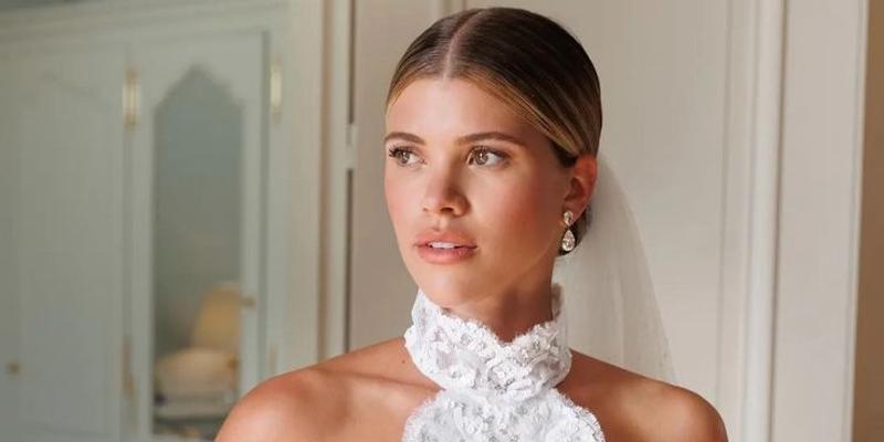 Wedding beauty trends 2023: Natural glam make-up and sophisticated hair buns top looks